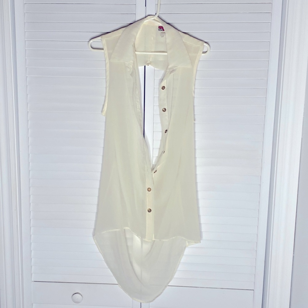 Backless and sleeveless off white blouse!